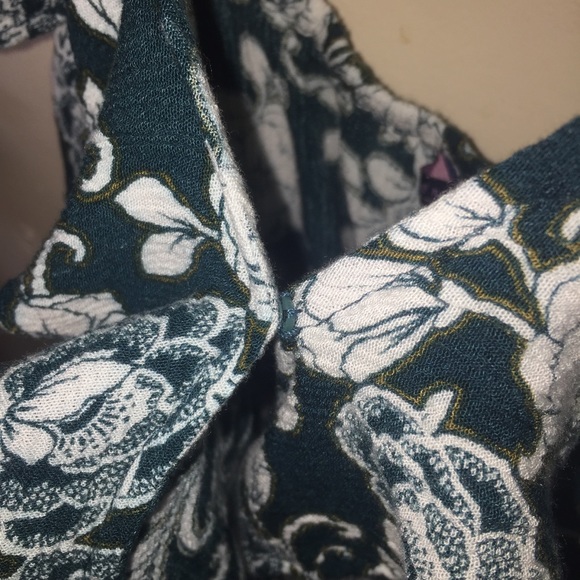 Cross Front Ruffle Crop Top - Picture 4 of 5